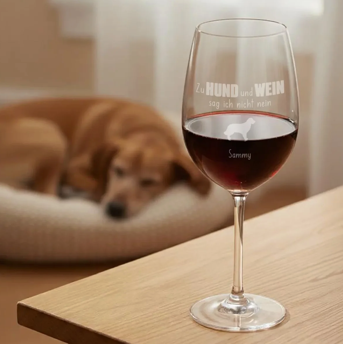 Personalisierbares Weinglas mit Gravur in transparentem Glas und Rotwein. Hundemotiv und Name "Sammy" sichtbar.