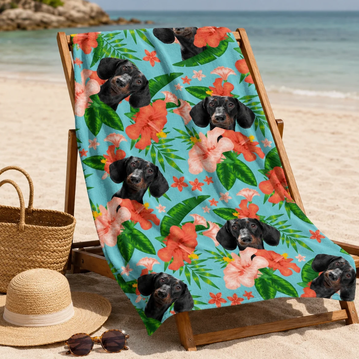 Personalisiertes Strandtuch mit buntem Blumenmuster und Hundebild auf hellblauem Hintergrund.