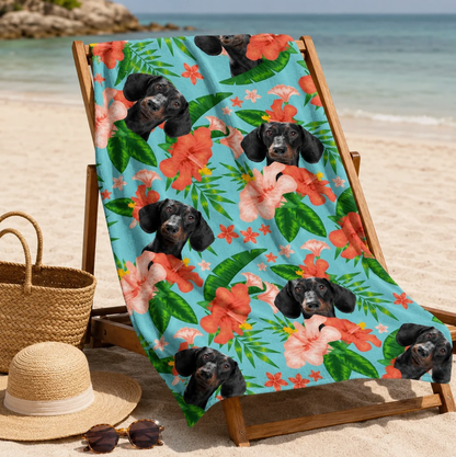 Personalisiertes Strandtuch mit buntem Blumenmuster und Hundebild auf hellblauem Hintergrund.