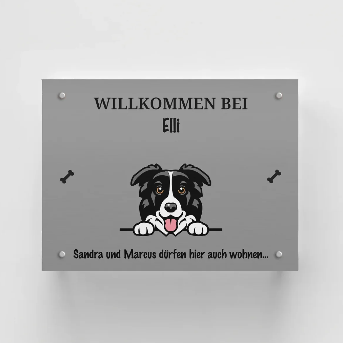 Personalisierbares Türschild aus grauem Material mit Hundemotiv und Namen sowie Willkommensschriftzug.