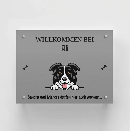 Personalisierbares Türschild aus grauem Material mit Hundemotiv und Namen sowie Willkommensschriftzug.