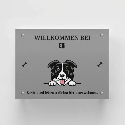 Personalisierbares Türschild aus grauem Material mit Hundemotiv und Namen sowie Willkommensschriftzug.