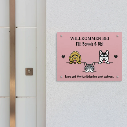 Personalisiertes pinkes Türschild mit Haustier-Illustrationen und Willkommenstext.
