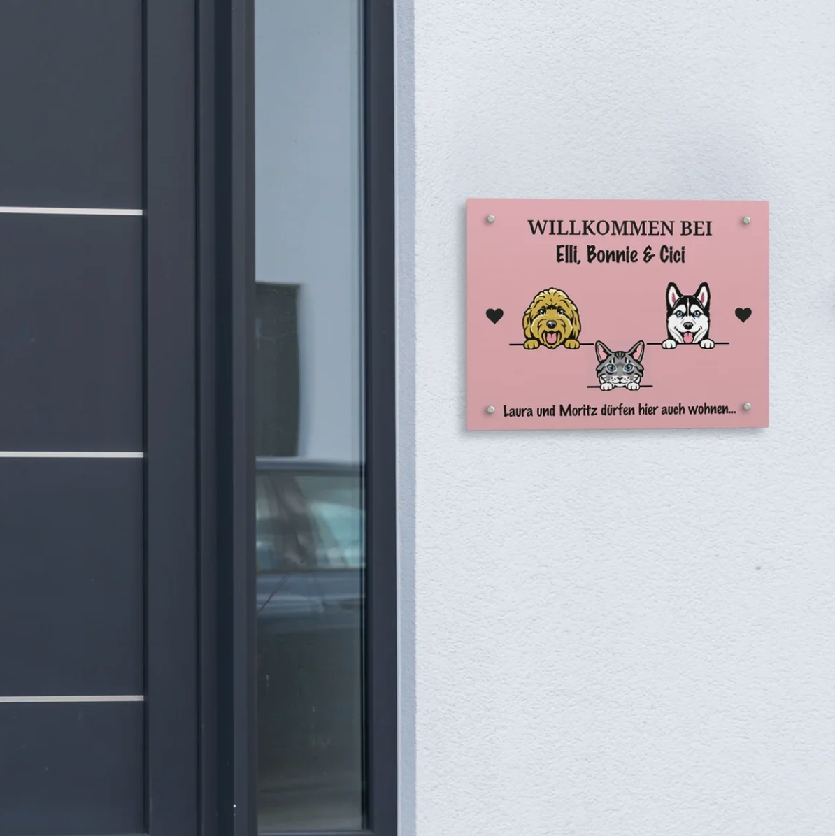Personalisiertes Türschild in Rosa mit drei Haustierillustrationen und Willkommensbotschaft.
