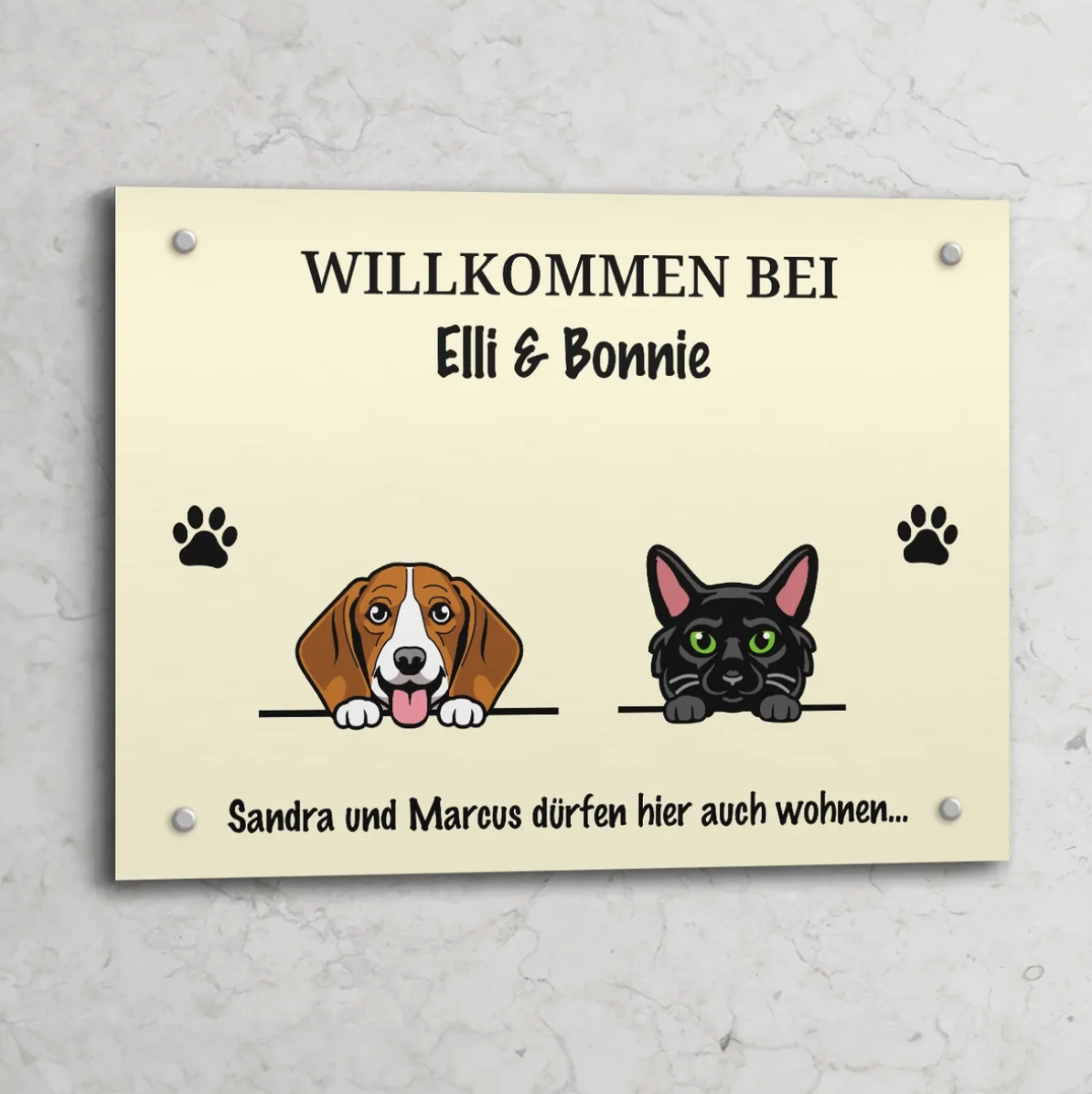 Personalisiertes Türschild mit Beagle und schwarzer Katze, cremefarben, mit Namen und paw-Prints.