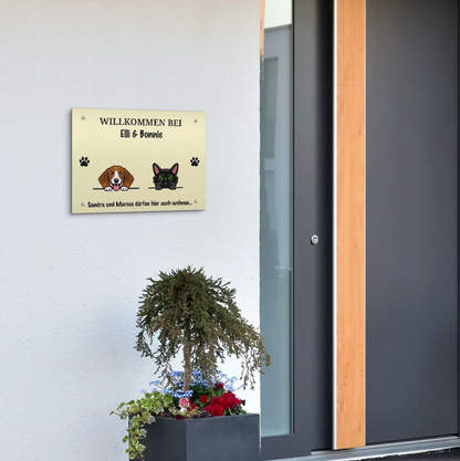 Personalisiertes Türschild mit Hund und Katze, cremefarben, grüßt Besucher mit Namen.