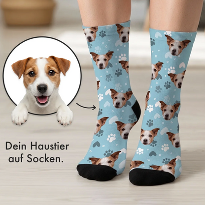 Bunte Socken mit Hundemotiv auf blauem Hintergrund und schwarzem Fußteil. Personalisierbar mit Haustierfoto.
