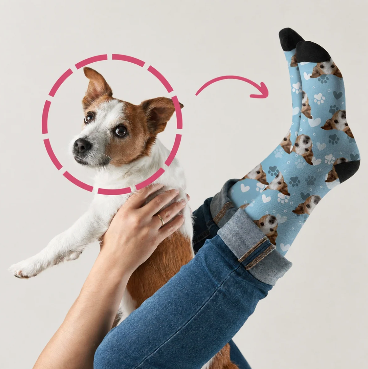 Personalisierte Socken mit Hundemuster in Blau und schwarzen Zehen, getragen von einer Person mit einem Hund.