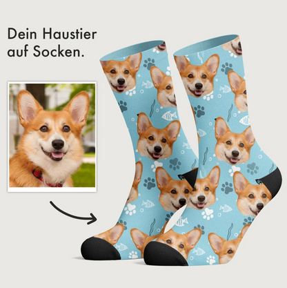 Personalisierte Socken mit blauer Grundfarbe und Corgi-Muster. Material nicht spezifiziert.