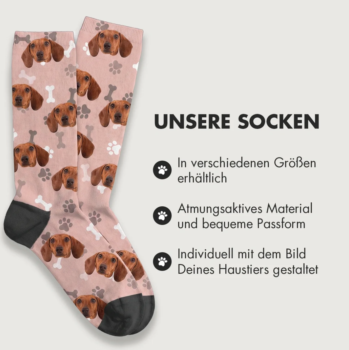 Personalisierte Socken mit Hundemotiven auf rosa Hintergrund und schwarzem Bündchen. Atmungsaktives Material.