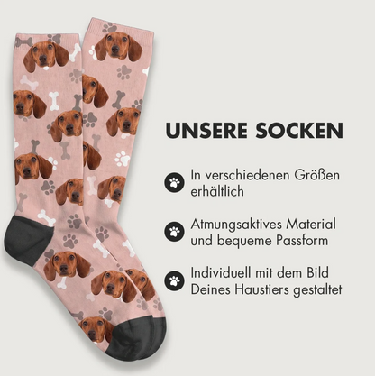 Personalisierte Socken mit Hundemotiven auf rosa Hintergrund und schwarzem Bündchen. Atmungsaktives Material.