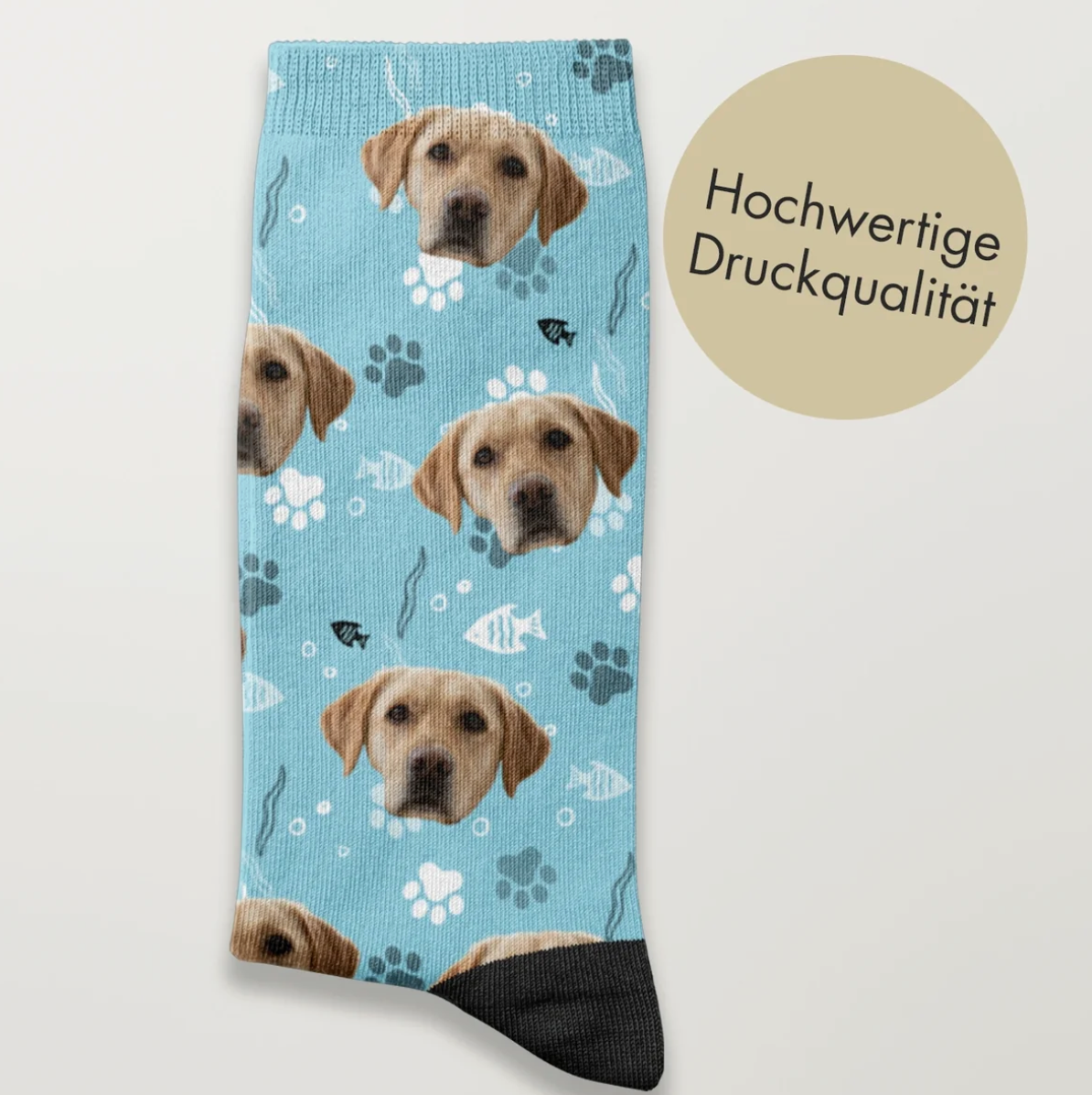 Blaue Socken mit Hundemotiv und Pfotenabdrücken, hoher Druckqualität.