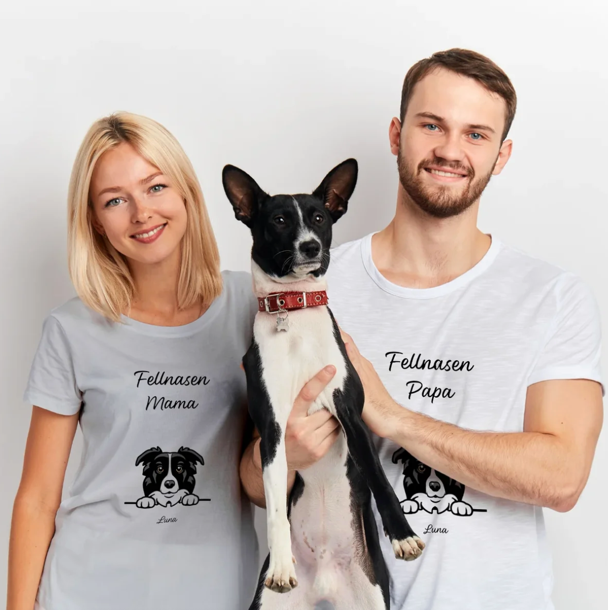 Paar trägt personalisierte T-Shirts mit den Aufschriften "Fellnasen Mama" und "Fellnasen Papa", hält ein Haustier.