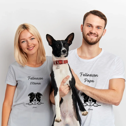 Paar trägt personalisierte T-Shirts mit den Aufschriften "Fellnasen Mama" und "Fellnasen Papa", hält ein Haustier.