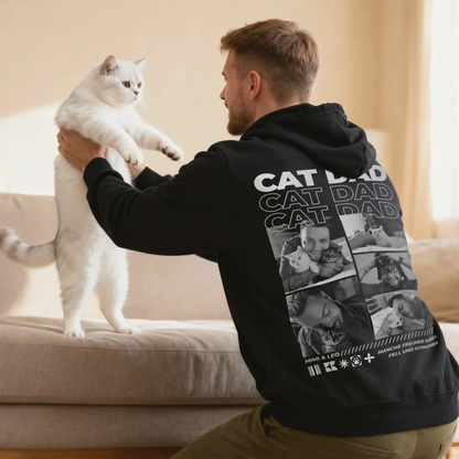 Schwarzer Hoodie mit Aufdruck "Cat Dad" und Bildern von Katzenn. Trägt von einem Mann, der eine Katze hält.