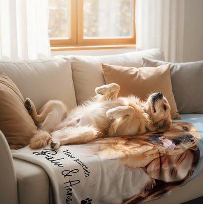 Personalisierte Haustierdecke mit Foto und Text, auf einem Sofa liegend mit einem entspannten Hund.