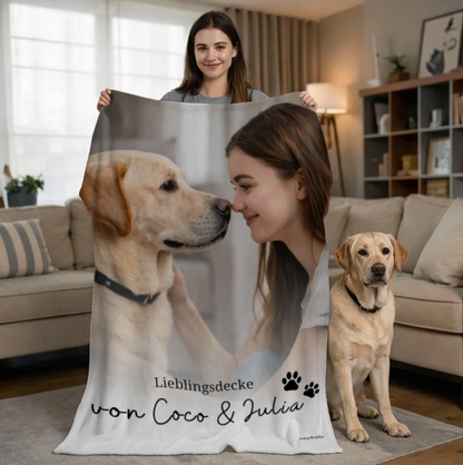 Personalisierte Decke mit Hundemotiv, helles Material, Aufdruck mit Namen und Pfotenabdrücken.