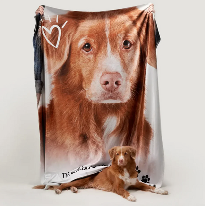 Personalisierte Decke mit Bild eines Hundes, gehalten von einer Person, braun-weiße Farben. Hund liegt im Vordergrund.
