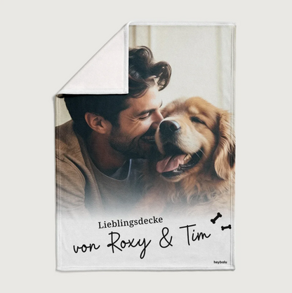 Personalisierte Haustierdecke mit Foto eines Mannes und seines Hundes, graue und weiße Farbgebung.