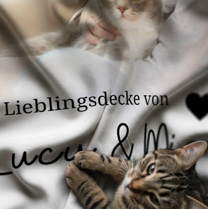 Personalisierte Decke mit Katzenmotiv, weiße Farbe, mit Namen und Schriftzügen.