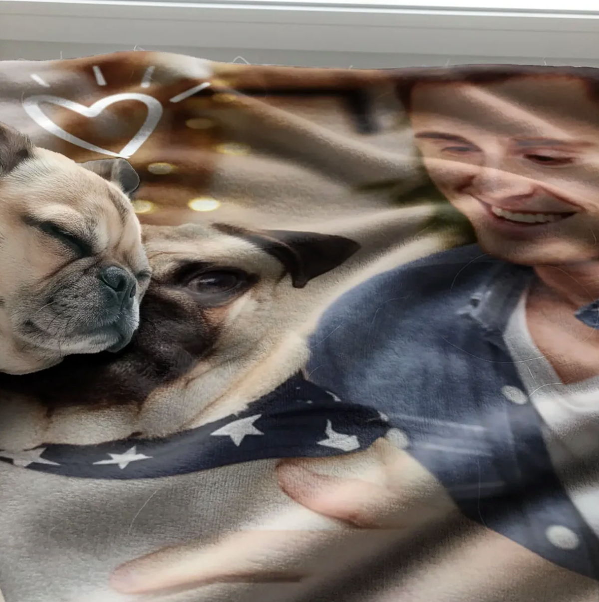 Personalisierte Haustierdecke mit Bild von zwei Hunden und einem lächelnden Mann, weiches Material, beiger Hintergrund.