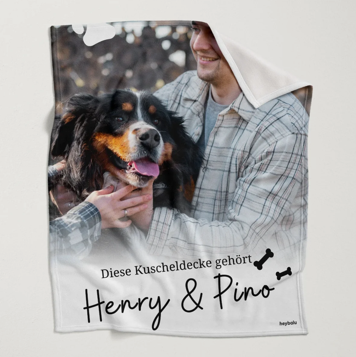 Personalisierte Kuscheldecke mit Foto von Hund und Mensch, weiße Unterseite, beschriftet mit Namen.