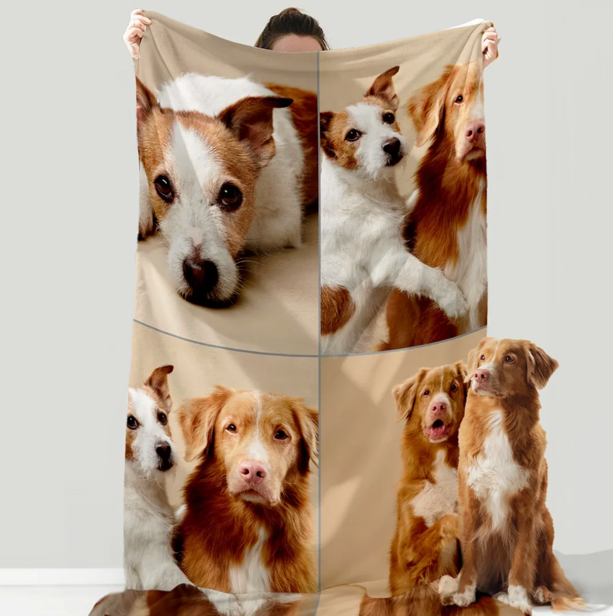 Personalisierte Haustierdecke mit Bildern von zwei Hunden auf beigem Hintergrund.