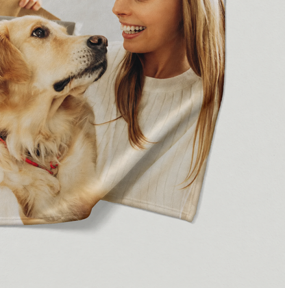 Personalisierte Haustierdecke mit Bild einer Frau und eines Golden Retrievers, in sanften Farbtönen.