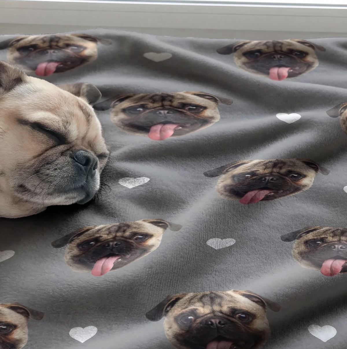 Graue, bedruckte Decke mit Pug-Haustierköpfen und Herzmotiven, ideal für Haustiere.