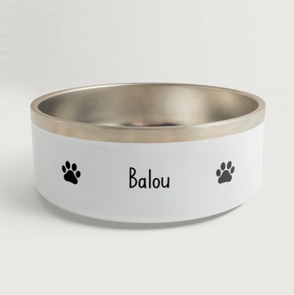 Personalisierter Tiernapf mit silbernem Rand und dem Namen "Balou" sowie Pfotenabdrücken in Schwarz.