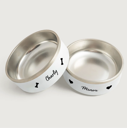 Personalisierte Tiernapfe aus Edelstahl mit weißen Außenflächen und Namen, Charly und Minou, bedruckt.