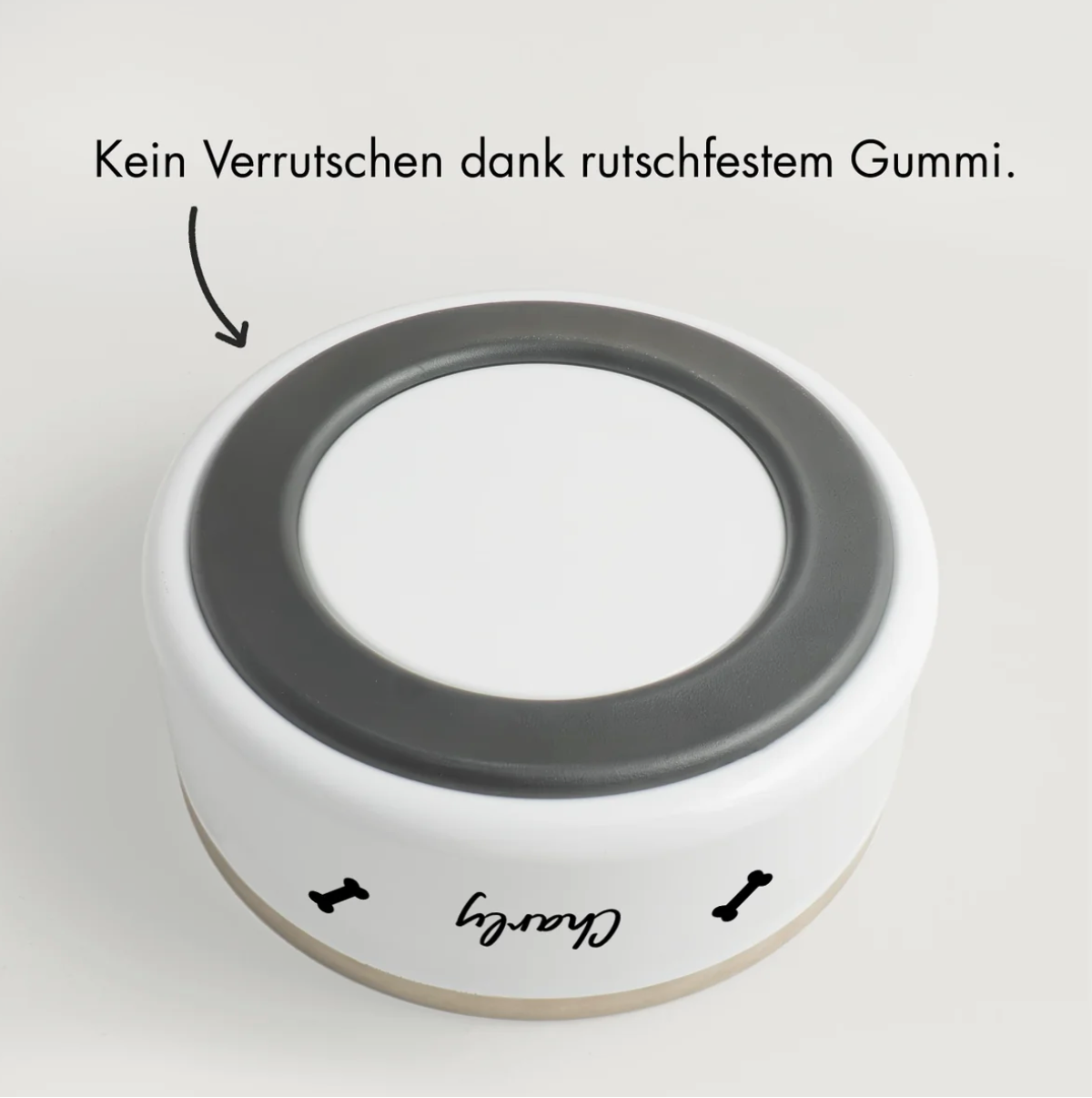 Personalisierter Tiernapf mit rutschfestem Gummi, Grundfarbe weiß mit schwarzer Innenrand.
