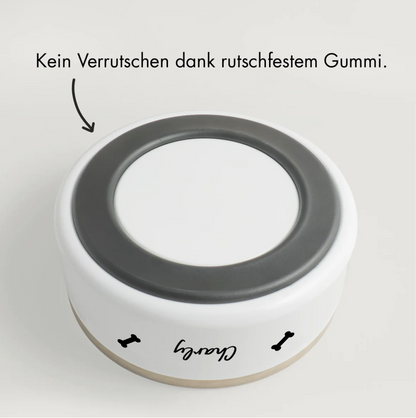Personalisierter Tiernapf mit rutschfestem Gummi, Grundfarbe weiß mit schwarzer Innenrand.