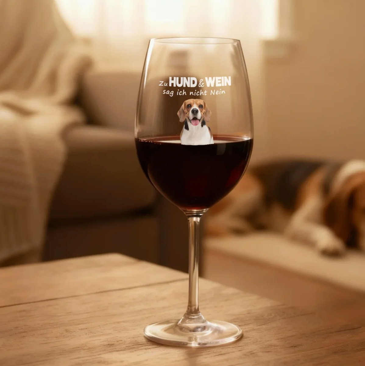 Personalisiertes Weinglas mit Hundemotiv und Beschriftung, gefüllt mit Rotwein.