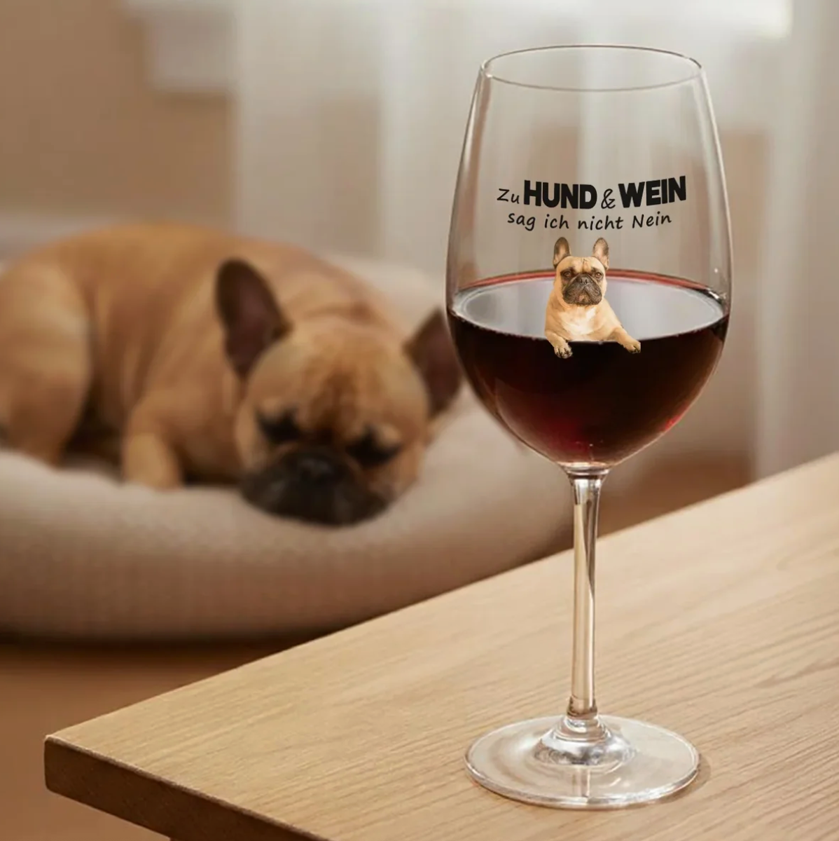 Weinglas mit Aufdruck „Zu Hund & Wein sag ich nicht Nein“ und rotweinfüllung, mit einem Hund im Glas.
