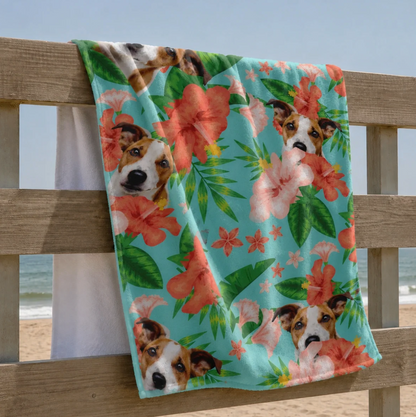 Personalisiertes Strandtuch mit Hundemotiv und bunten Blumen auf hellblauem Hintergrund.