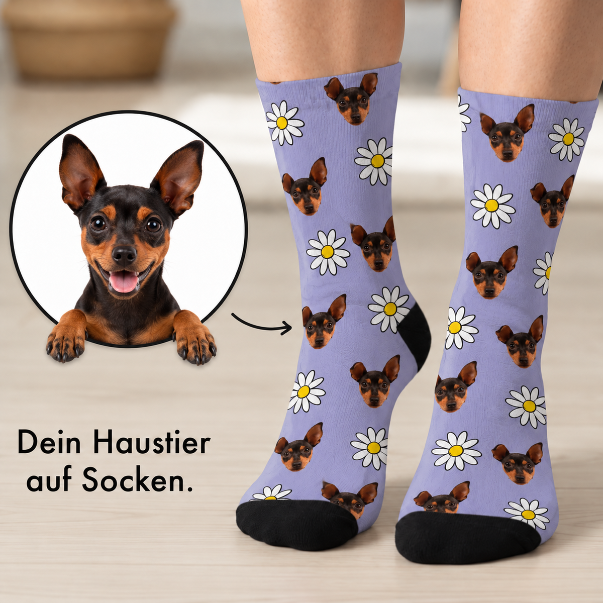 Personalisierte Socken mit lilafarbenem Hintergrund, bedruckt mit Hundegesichtern und Blumen.