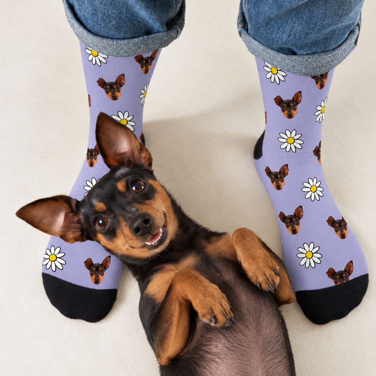 Personalisierte Socken mit Fotomuster auf lila Hintergrund, dazu ein lächelnder Hund auf dem Boden.