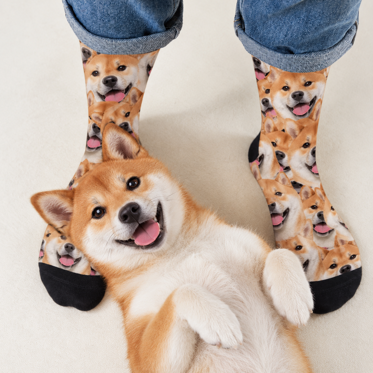 Personalisierte Socken mit Fotomuster von lächelnden Hunden in Braun und Schwarz. Ein Hund liegt daneben.