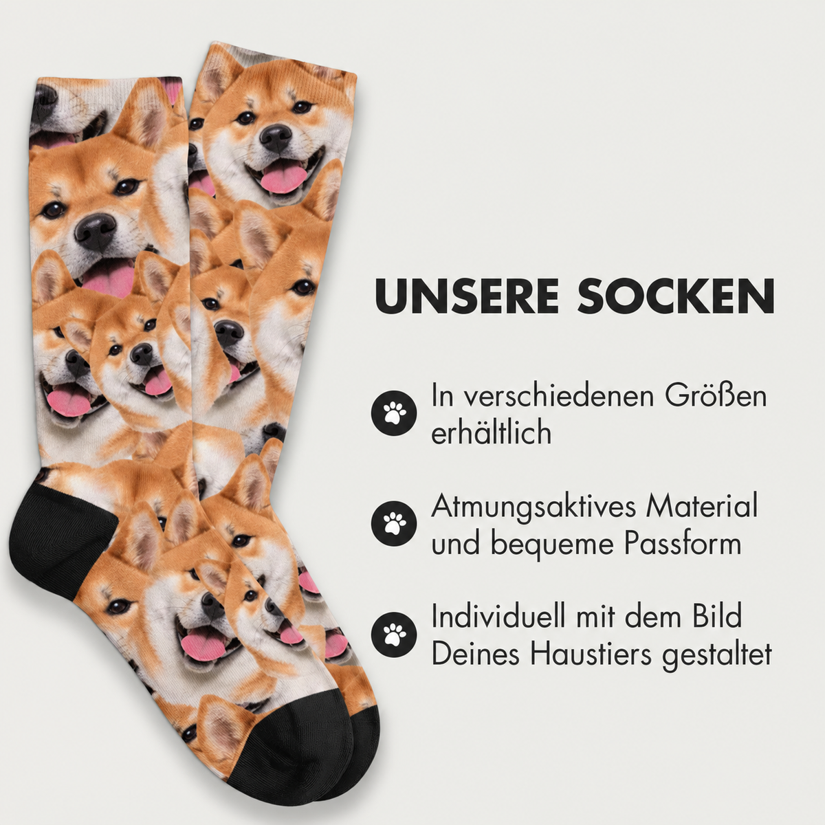 Personalisierte Socken mit Fotomuster von Shiba Inu Hunden, atmungsaktives Material, schwarze Fußspitzen.