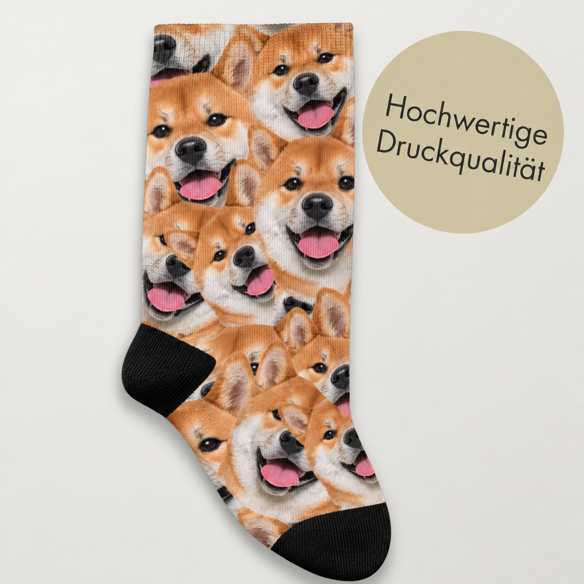 Personalisierte Socken mit einem Fotomuster von lächelnden Hunden, aus weichem Stoff mit schwarzem Bündchen.