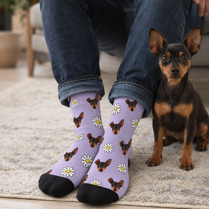 Personalisierte Socken mit lilafarbenem Hintergrund, Hundemuster und weißen Blumen. Tragekomfort mit schwarzer Fußspitze.
