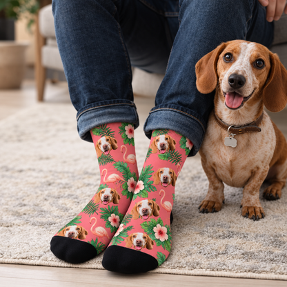 Personalisierte Socken mit Hundemotiv auf rosa Hintergrund und schwarzen Fußspitzen, dekoriert mit Pflanzen und Flamingos.