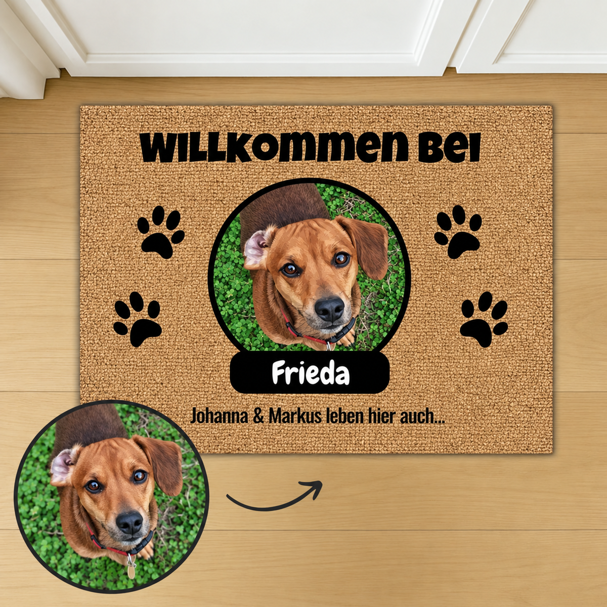 Personalisierte Fußmatte aus Kokos mit dem Namen Frieda und Hundebildern. Braune Farbe, ovaler Rahmen.