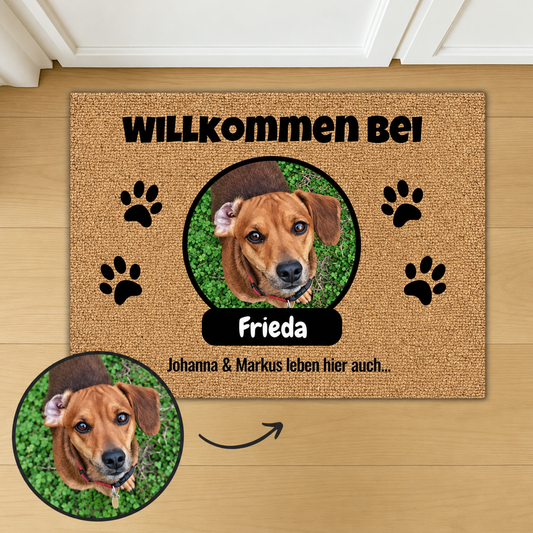Personalisierte Fußmatte aus Kokos mit dem Namen Frieda und Hundebildern. Braune Farbe, ovaler Rahmen.