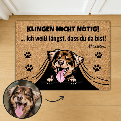 Personalisierte Fußmatte aus Kork mit einem lachenden Hund und Spruch in schwarz.
