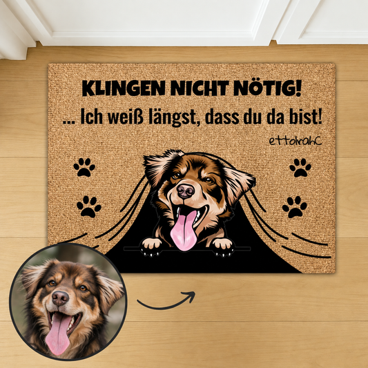 Personalisierte Fußmatte aus Kork mit einem lachenden Hund und Spruch in schwarz.