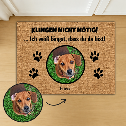 Personalisierte Fußmatte mit Foto eines Hundes und dem Text "KLINGEN NICHT NÖTIG!" in Schwarz.