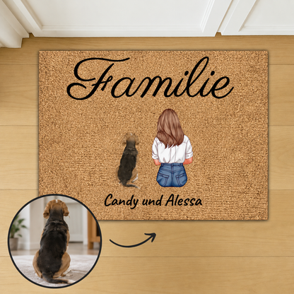 Personalisierte Fußmatte aus Kokosfaser mit der Aufschrift "Familie" und Illustrationen einer Frau und einem Hund.