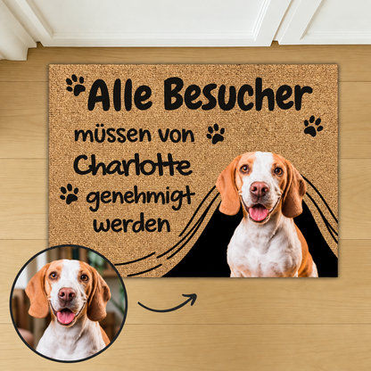 Personalisierte Fußmatte mit Aufschrift und Bild eines Hundes, braunes Material mit schwarzem und beigem Design.